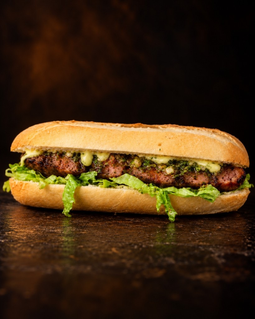 Choripán clásico con chimichurri y lechuga