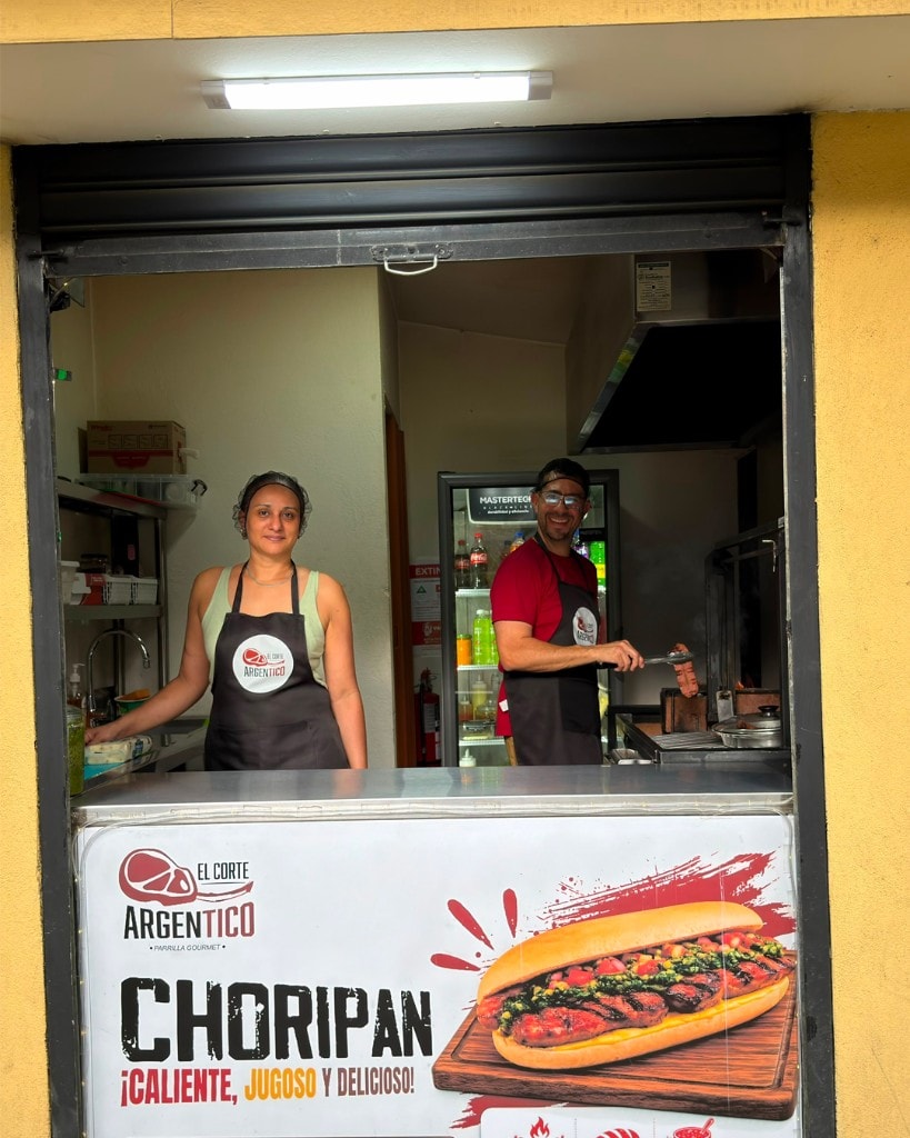 José Pablo y Andrea en la ventanilla de El Corte ArgenTico, con la parrilla encendida