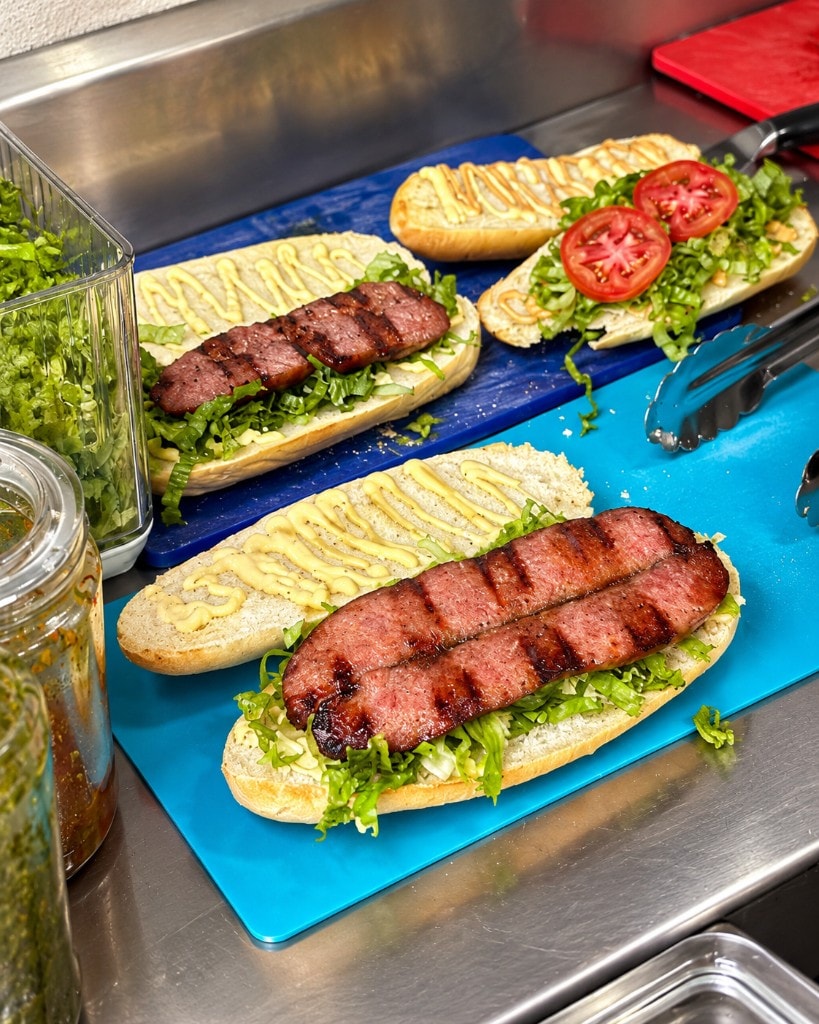 Choripanes artesanales recién preparados en el mostrador